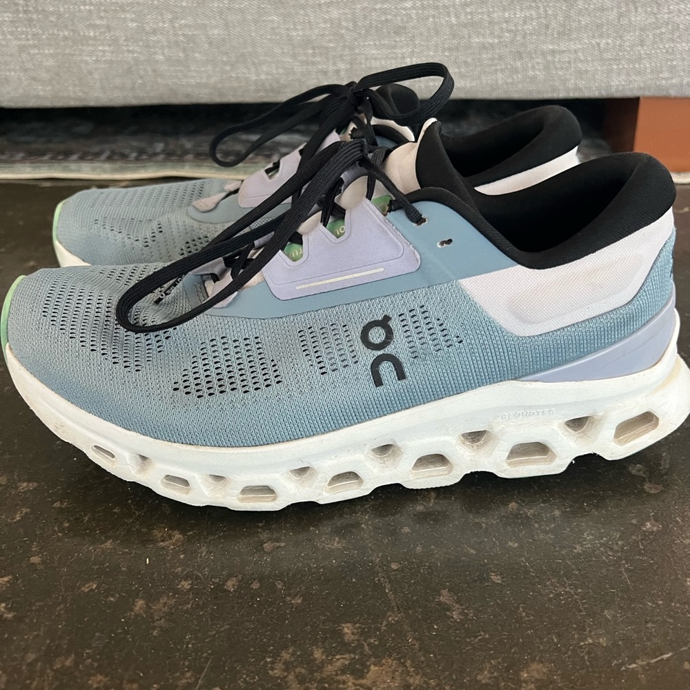 On cloud Cloudstratus  size 9, old running shoes